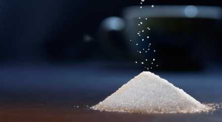 Медики назвали приемлемую для детей ежедневную норму сахара