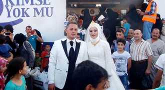 Турецкая пара позвала на свадьбу 4000 сирийских беженцев