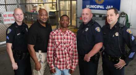 В США темнокожий парень спас жизнь полицейскому, арестовавшему его