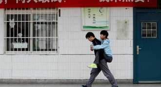 Китайский студент три года носит больного друга на учёбу