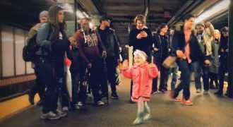 Девочка танцует в метро. Доброе видео