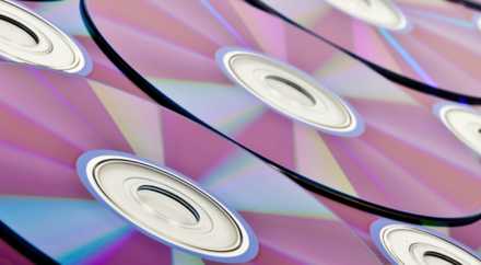 Физики нашли способ умещать на диск DVD в миллион раз больше информации