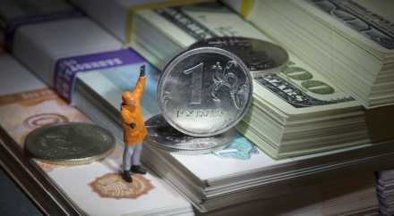 Рубль по отношению к доллару недооценён в 2,5 раза