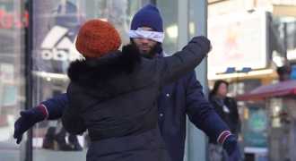 Мусульманин с завязанными глазами попросил обнять его