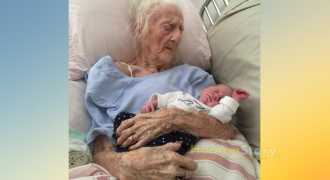 Фото 101-летней женщины с грудным ребёнком покорило американцев