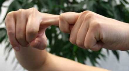 Учёные выяснили, почему при растягивании пальцы хрустят