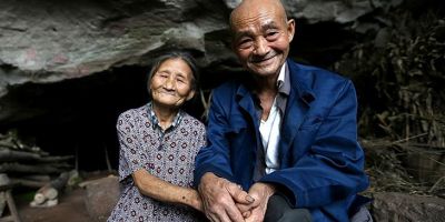 Пожилая пара из Китая более полувека счастливо живёт в пещере