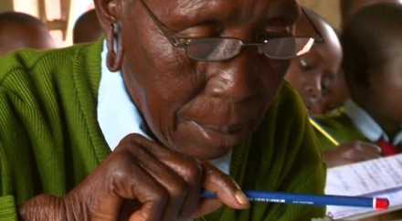90-летняя бабушка учится в начальной школе