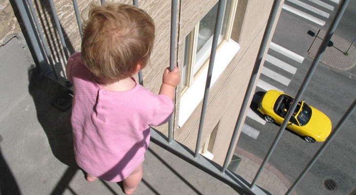 Военный поймал 3-летнюю малютку, выпавшую с балкона