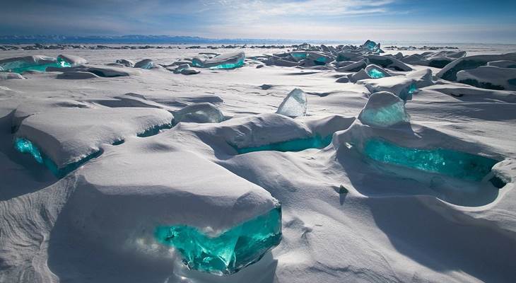 Байкал зимой. Ледяные глыбы светятся на солнце изумрудным цветом