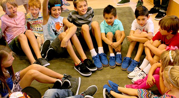 Учительница из Австралии потратила на покупку обуви своим ученикам выигрыш в 20,000 долларов
