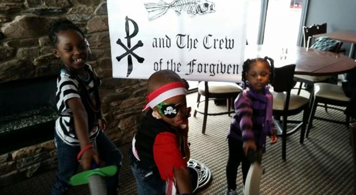 Артисты театра устроили пиратскую вечеринку для мальчика, потерявшего глаз