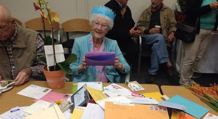 Эдит Кёрчмэйер читает открытки, присланные ей пользователями со всего мира на день рождения