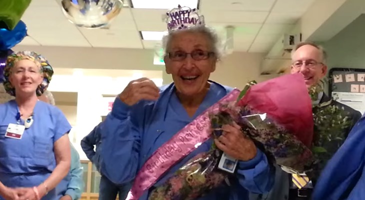 Медсестра из США Флоренс Ригни отметила 90 лет на работе