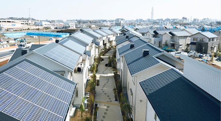 Крыши домов в инновационном городе Фуджисава оборудованы солнечными панелями