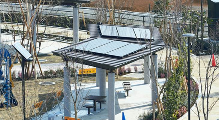 Солнечные панели в городе Фуджисава расположены везде, где только можно
