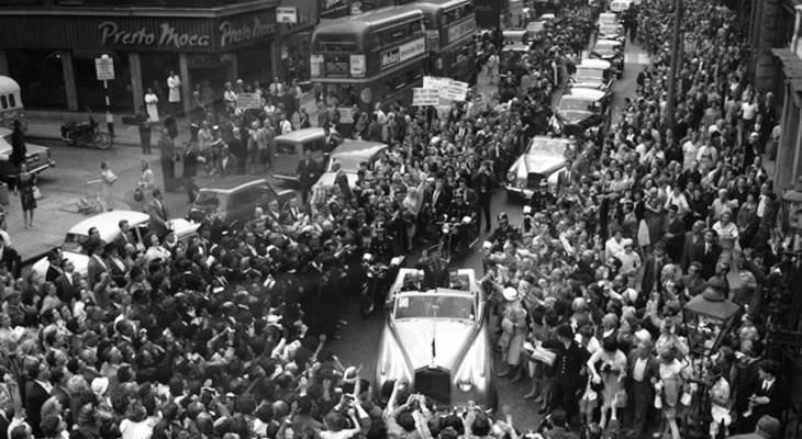 Толпы людей встречали Юрия Гагарина на улицах Лондона летом 1961 года