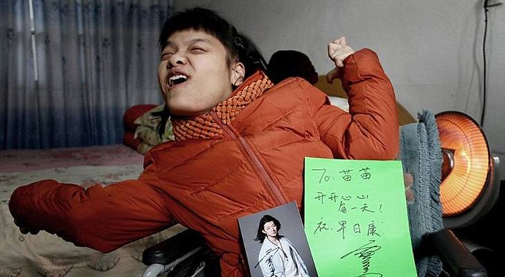 Китайская девушка с церебральным параличом пишет книгу ногой