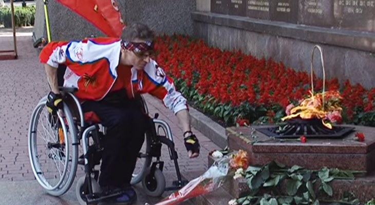 Игорь Скикевич возлагает цветы к памятнику защитникам города в Севастополе