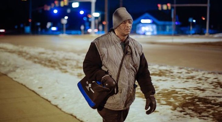 Рабочий из Детройта Джеймс Робертсон 10 лет ходит пешком на работу за 33 километра