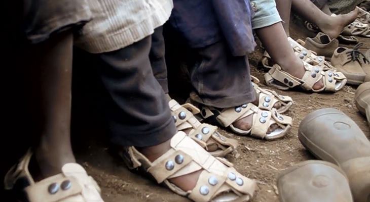 Безразмерные сандалии Кентона Ли для детей Африки