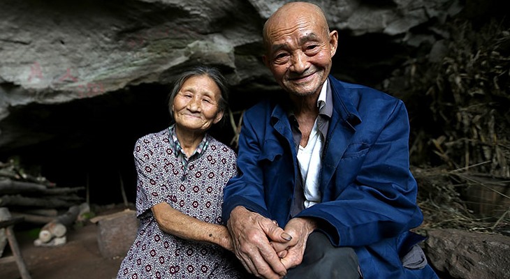 Пожилая пара из Китая более полувека счастливо живёт в пещере