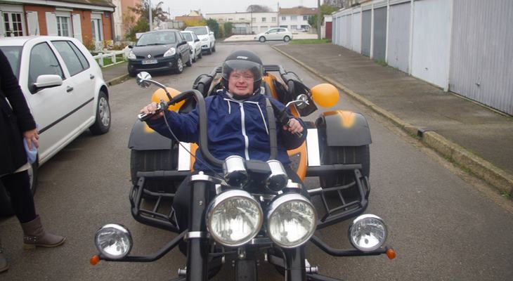 Мануэль Парису катается на мотоцикле по городу Кале