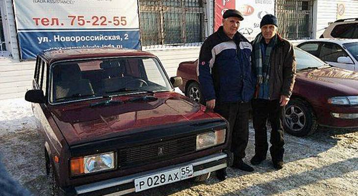 Александр Пантелеевич рядом с подаренным ему автомобилем ВАЗ 2104