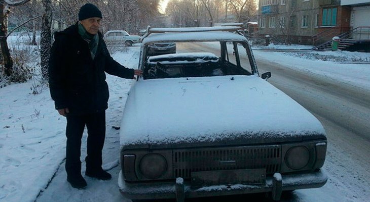 Александр Пантелеевич рядом со своим сожжёным автомобилем «Москвич»