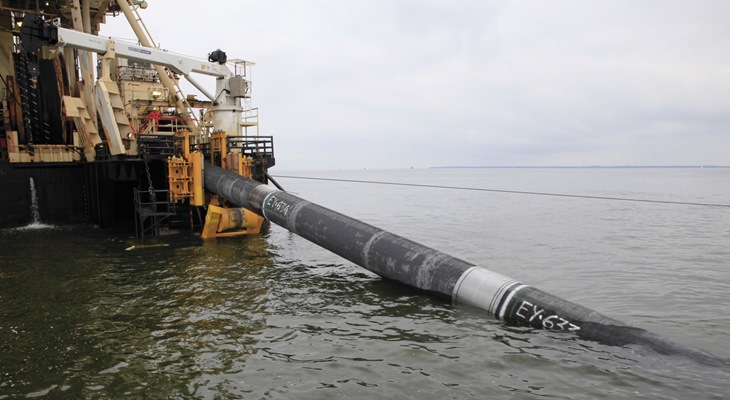 Труба газопровода с кормы трубоукладчика уходит большой нитью на самое дно моря