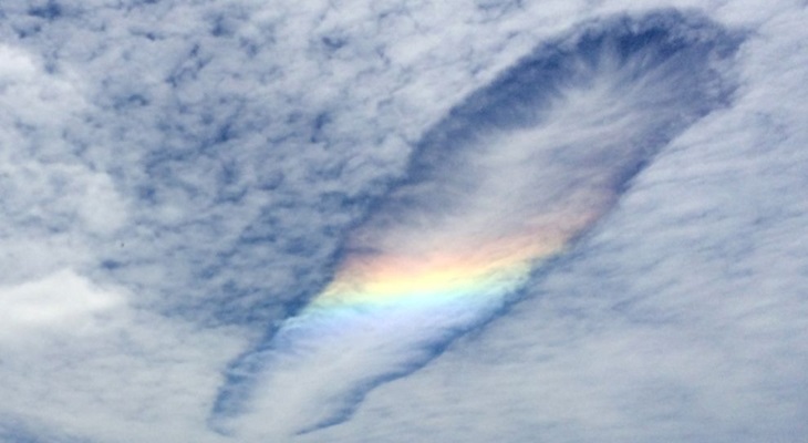 Радуга внутри облака - необычное атмосферное явление наблюдали жители Австралии