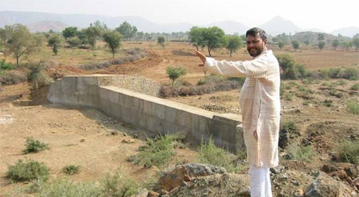 Чтобы задержать воду, в деревнях Индии начали строить системы плотин 