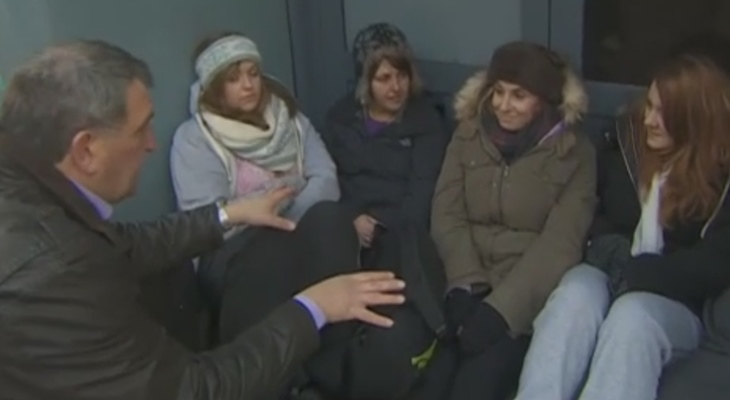 Журналист телекомпании BBC общается с Доминик и её друзьями на улице Престона