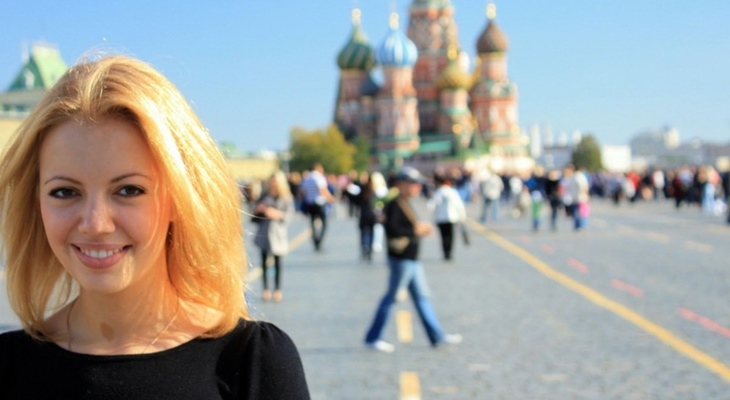 Туризм в России. Девушка на Красной Площади в Москве