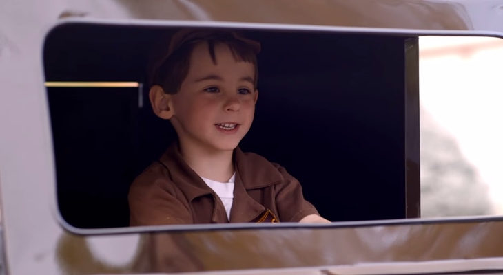 Карсон не верит своему счастью - он смотрится в зеркало собственного почтового автомобиля