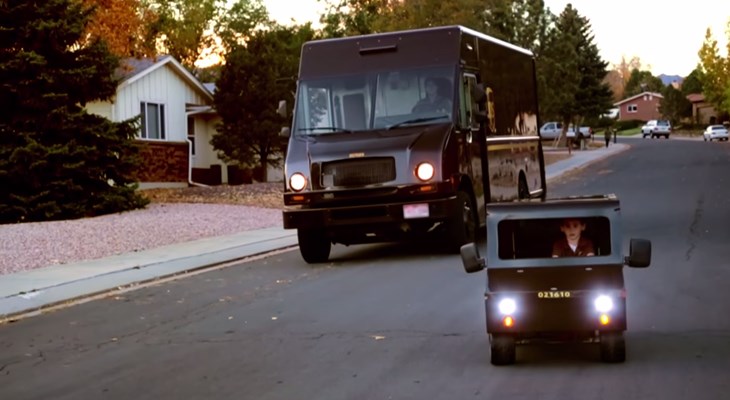 Водитель Эрни и Карсон едут рядом на своих почтовых автомобилях