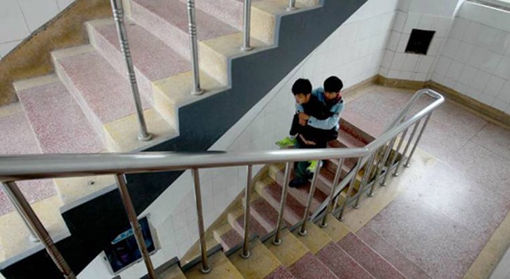 Китайский студент три года носит больного друга на учёбу