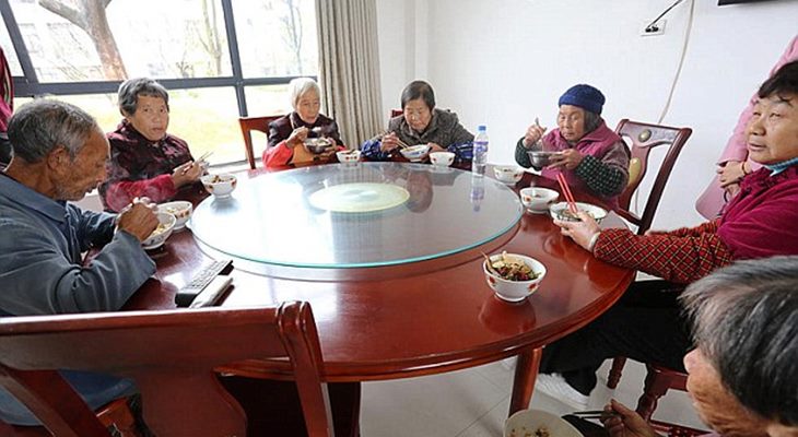 Всех пожилых жителей посёлка и просто бедные семьи Ксюн Шуйхуа регулярно обеспечивает трёхразовым питанием