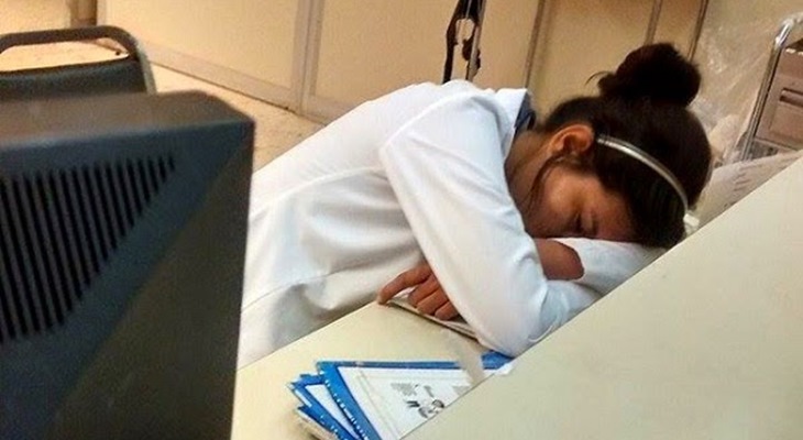 Мексиканский блоггер пристыдил врача за сон на работе