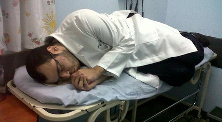 Мексиканский блоггер пристыдил врача за сон на работе, но получил впечатляющий фотоответ в соцсетях