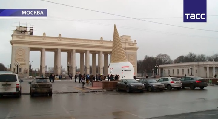 Самая необычная московская новогодняя ёлка 2015 выглядит как гигантский рожок мороженого