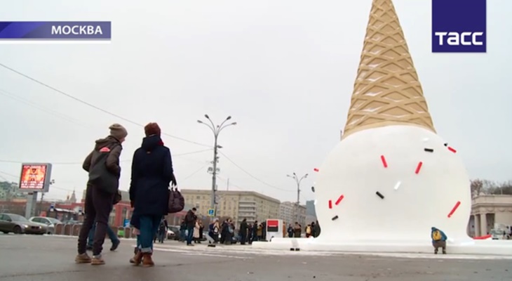 После окончания зимы перевёрнутое мороженое из ёлки "превратится" в арт-объект и отправится в путешествие по городам России