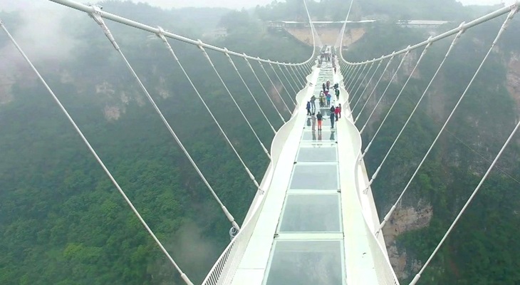 В Китае построен самый длинный на планете стеклянный мост