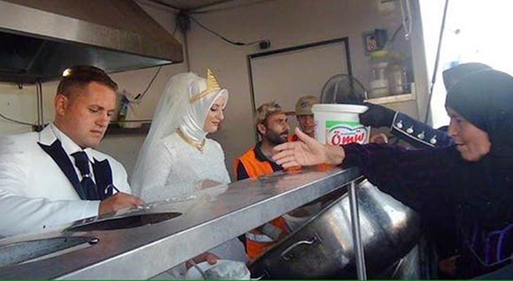 Турецкая пара позвала на свадьбу 4000 беженцев из Сирии