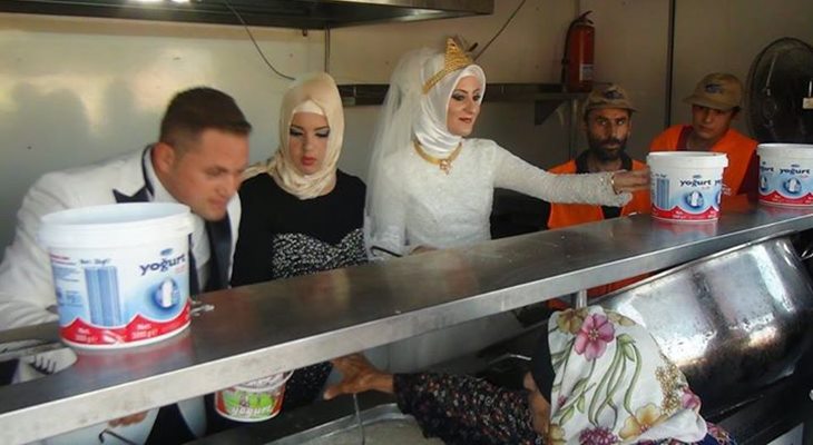Турецкая пара позвала на свадьбу 4000 беженцев из Сирии