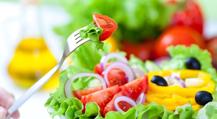 Употребление овощей и фруктов вместо чрезмерного увлечения жареным, жирным и солёным снижает риск появления рака